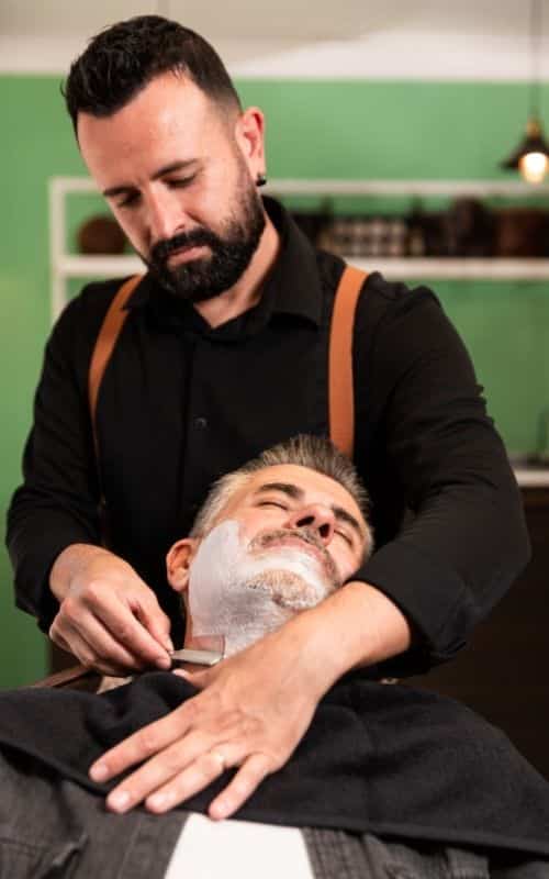 foto di un barbiere con rasoio affilato affilatura.it